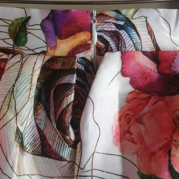 CHELSEA Flowered Skirt Size - Picture 3 of 7